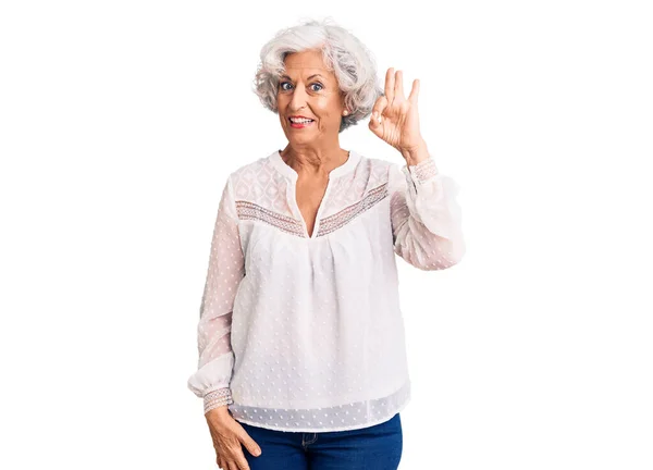 Eine Ältere Grauhaarige Frau Lässiger Kleidung Lächelt Positiv Und Macht — Stockfoto
