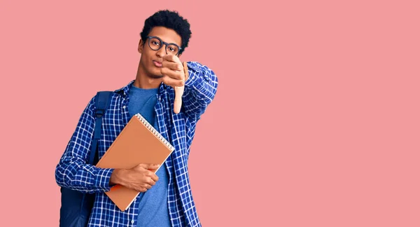 Giovane Uomo Afroamericano Che Indossa Zaino Studente Possesso Libro Cercando — Foto Stock