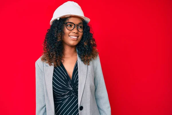 Jovem Afro Americana Vestindo Arquiteto Hardhat Olhando Para Lado Relaxar — Fotografia de Stock