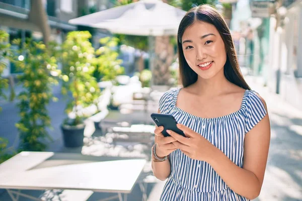 Joven Mujer China Sonriendo Feliz Usando Teléfono Inteligente Calle Ciudad — Foto de Stock