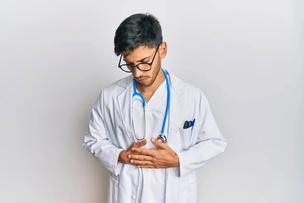 Homem Bonito Jovem Vestindo Uniforme Médico Estetoscópio Com Mão Estômago — Fotografia de Stock