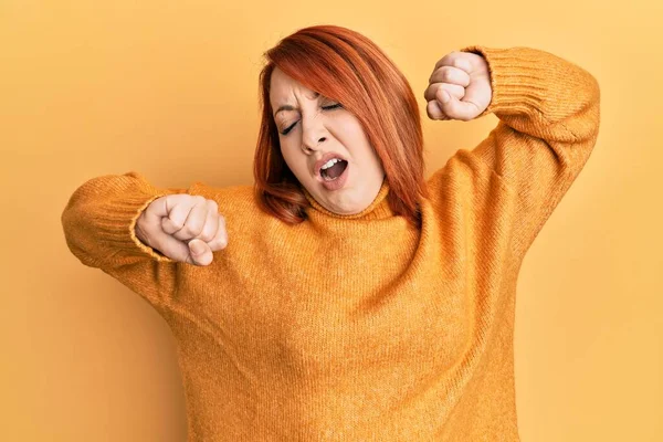 Bella Donna Rossa Che Indossa Maglione Invernale Casual Sfondo Giallo — Foto Stock