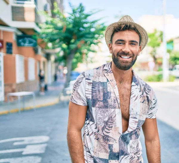 Jovem Hispânico Homem Férias Sorrindo Feliz Andando Rua Cidade — Fotografia de Stock