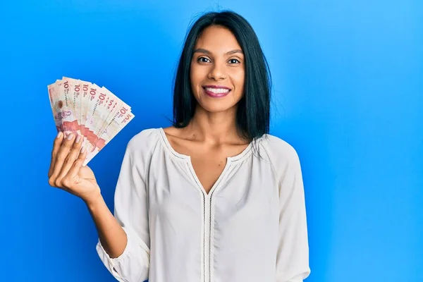 Joven Mujer Afroamericana Sosteniendo Billetes Pesos Colombianos Con Una Sonrisa —  Fotos de Stock