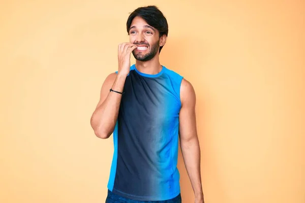 Hombre Hispano Guapo Usando Ropa Deportiva Que Estresado Nervioso Con — Foto de Stock