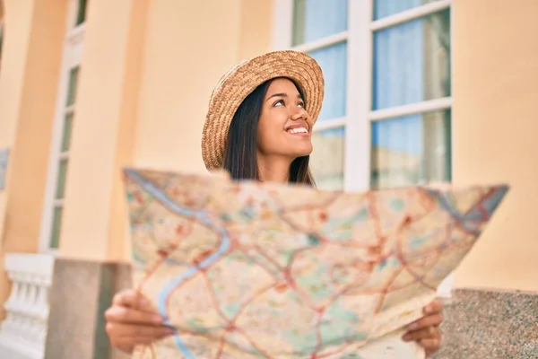 Genç Latin Turist Kız Gülümsüyor Elinde Haritayla Caddede Yürüyor — Stok fotoğraf