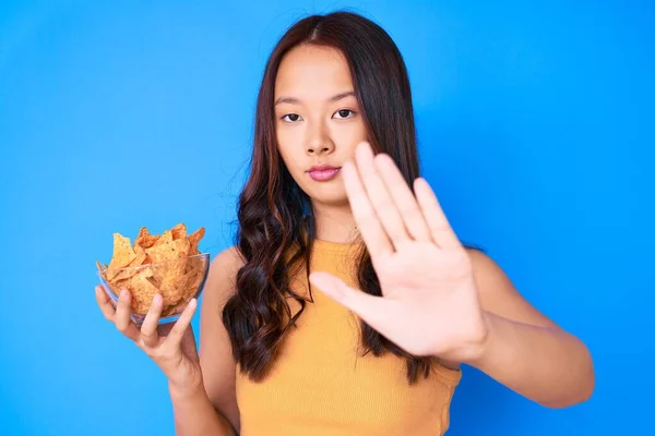 Genç Güzel Çinli Kız Elinde Patates Cipsi Elinde Açık Elle — Stok fotoğraf