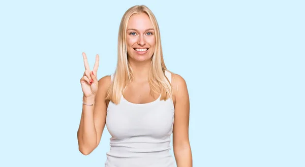Ung Blond Flicka Bär Casual Stil Med Ärmlös Skjorta Visar — Stockfoto