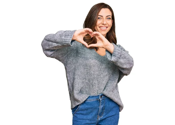 평상적 스웨터를 여인은 가슴의 상징과 손으로 모양을 표현하는 좋아하며 낭만적 — 스톡 사진