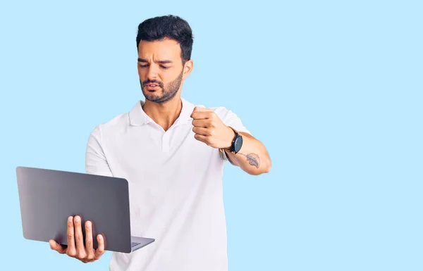 Joven Hombre Hispano Guapo Trabajando Usando Computadora Portátil Molesto Frustrado —  Fotos de Stock