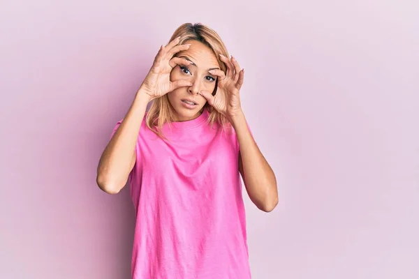Piękna Blondynka Luźnej Różowej Koszuli Próbuje Otworzyć Oczy Palcami Śpiąca — Zdjęcie stockowe