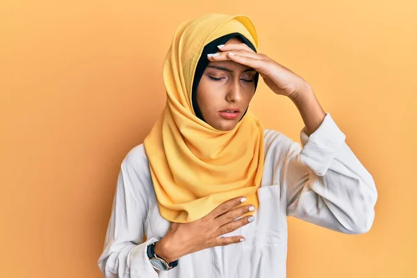 Junge Brünette Arabische Frau Mit Traditionellem Islamischen Hijab Schal Der — Stockfoto