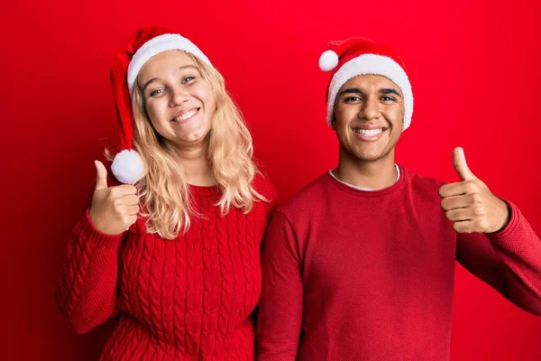 Young Interracial Couple Wearing Christmas Hat Smiling Happy Positive Thumb — Stock Photo, Image