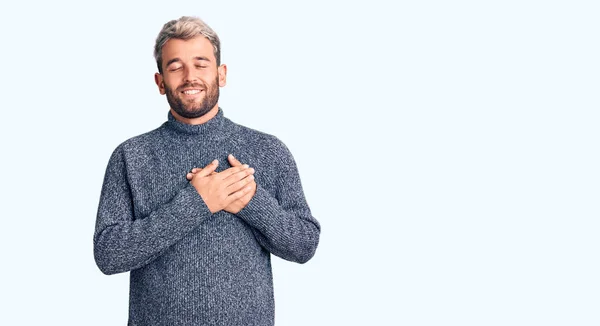 Joven Hombre Guapo Rubio Con Suéter Casual Sonriendo Con Las —  Fotos de Stock