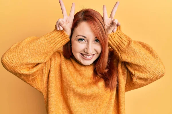 아름다운 여자가 스웨터를 배경에 웃기고 듯웃으면서 손가락으로 흔들며 미소를 있습니다 — 스톡 사진