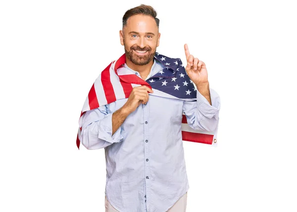 Bonito Homem Meia Idade Segurando Bandeira Dos Estados Unidos Surpreso — Fotografia de Stock