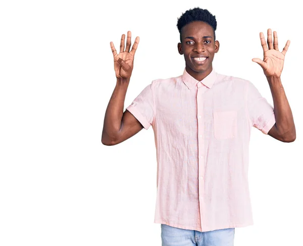 自信を持って幸せな笑顔ながら 若いアフリカ系アメリカ人の男性は カジュアルな服を着て指の数9で示すと指摘 — ストック写真