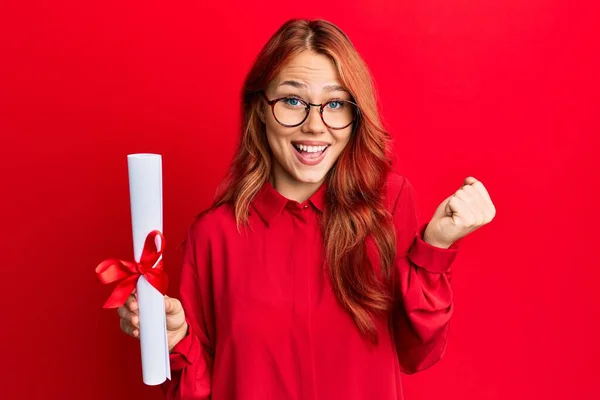 Jovem Ruiva Segurando Diploma Pós Graduação Gritando Orgulhoso Celebrando Vitória — Fotografia de Stock