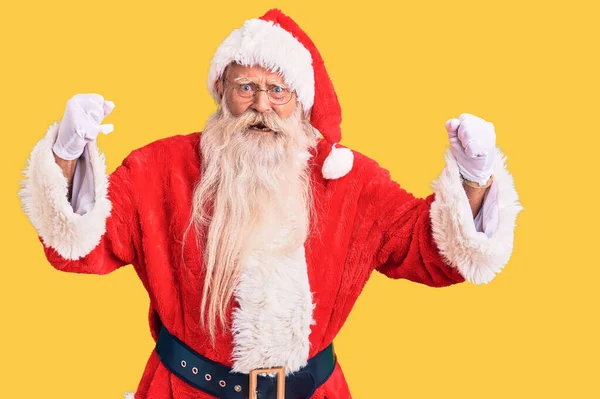 Velho Homem Sênior Com Cabelos Grisalhos Barba Longa Vestindo Traje — Fotografia de Stock