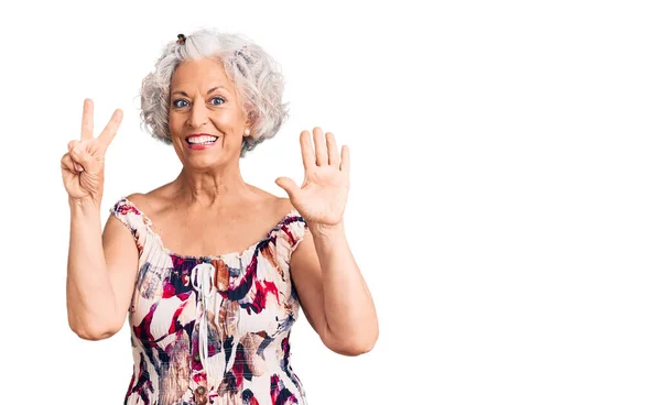 Ältere Grauhaarige Frau Trägt Lässige Kleidung Und Zeigt Mit Finger — Stockfoto