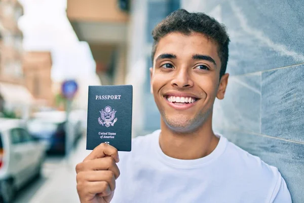 Jovem Latino Sorrindo Feliz Segurando Passaporte Dos Estados Unidos Encostado — Fotografia de Stock