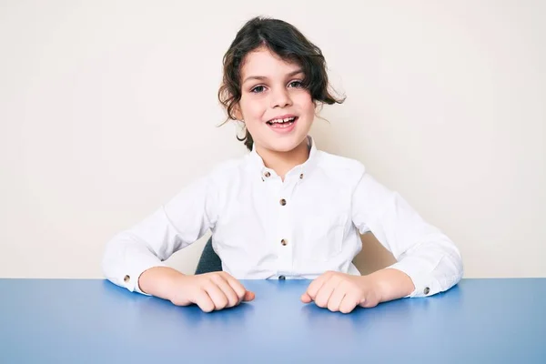 Söt Latinamerikansk Barn Bär Casual Kläder Sitter Bordet Med Ett — Stockfoto