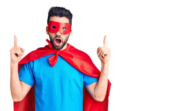 Jovem Homem Bonito Com Barba Vestindo Traje Super Herói Espantado — Fotografia de Stock