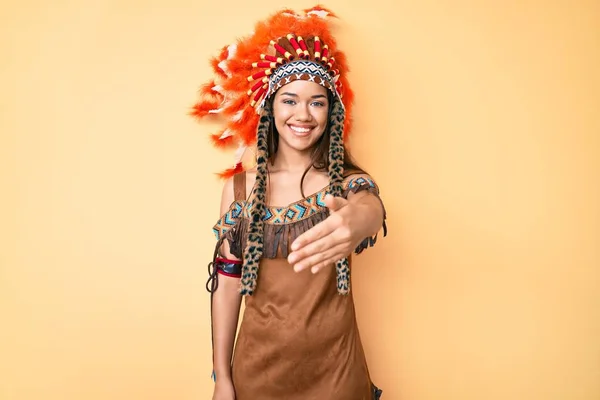 Young Beautiful Latin Girl Wearing Indian Costume Smiling Friendly Offering — Stock Photo, Image