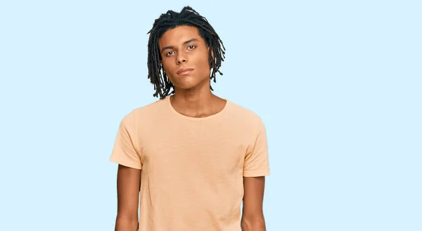 Hombre Afroamericano Joven Con Ropa Casual Relajado Con Expresión Seria — Foto de Stock