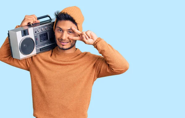 Snygg Latinamerikansk Ung Man Håller Boombox Lyssnar Musik Gör Fred — Stockfoto