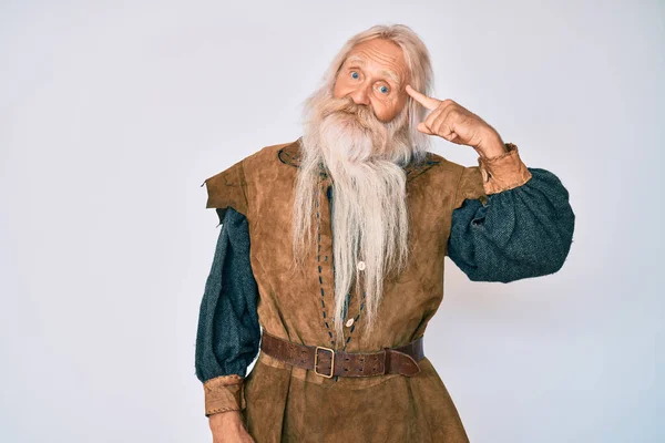 Idős Öregember Ősz Hajjal Hosszú Szakállal Viking Tradicionális Jelmezt Visel — Stock Fotó