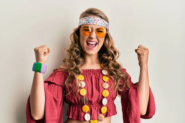 Chica Rubia Joven Con Estilo Bohemio Hippie Gritando Orgulloso Celebrando — Foto de Stock