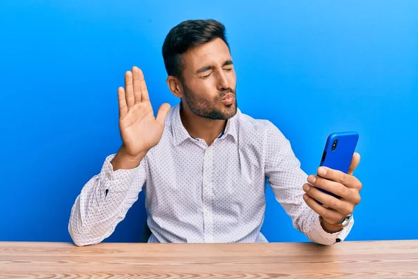 Schöner Hispanischer Mann Beim Videoanruf Winkt Dem Smartphone Und Schaut — Stockfoto