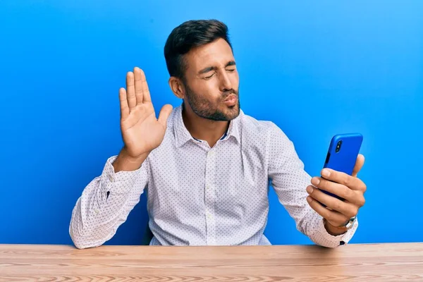 Bonito Homem Hispânico Fazendo Videochamada Acenando Para Smartphone Olhando Para — Fotografia de Stock