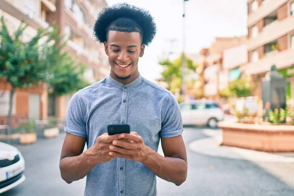 Ung Afrikansk Amerikansk Man Ler Glad Med Hjälp Smartphone Staden — Stockfoto