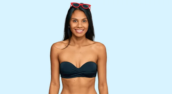 Yüzünde Mutlu Havalı Bir Gülümseme Olan Bikini Giyen Afro Amerikan — Stok fotoğraf