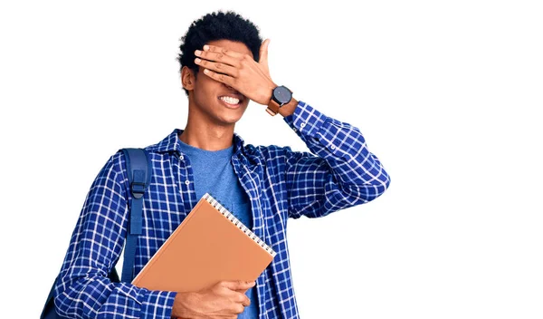 Ung Afrikansk Amerikan Man Bär Student Ryggsäck Hålla Bok Ler — Stockfoto