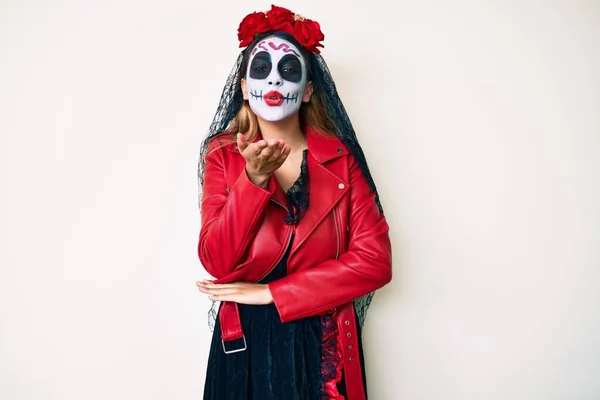 Mujer Vistiendo Día Del Traje Muerto Sobre Blanco Mirando Cámara — Foto de Stock