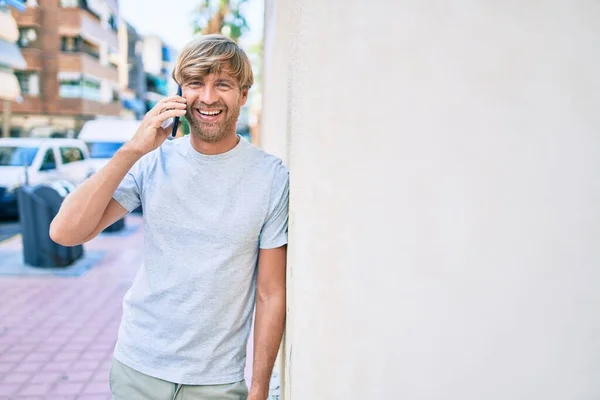 Handsome Caucasian Man Smiling Happy Outdoors Using Smartphone — Stock Photo, Image