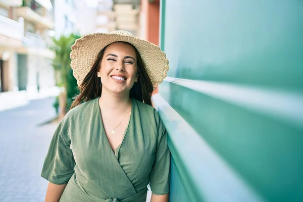 Junge Hispanische Frau Urlaub Lächelt Glücklich Die Wand Der Straße — Stockfoto