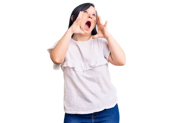 Femme Brune Avec Syndrome Duvet Portant Shirt Blanc Décontracté Criant — Photo