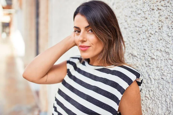 Hermosa Joven Con Ropa Moda Caminando Por Calle — Foto de Stock