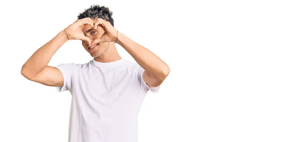 Joven Hombre Guapo Usando Camiseta Blanca Casual Haciendo Forma Corazón — Foto de Stock