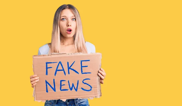 Jong Mooi Blond Vrouw Met Nep Nieuws Banner Bang Verbaasd — Stockfoto