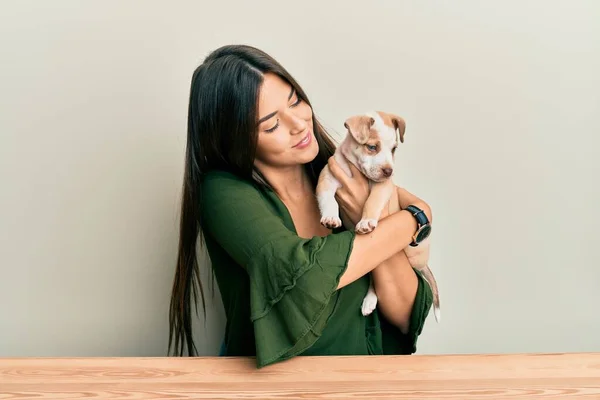 Joven Chica Hispana Sonriendo Feliz Abrazando Perro Sentado Mesa Sobre — Foto de Stock