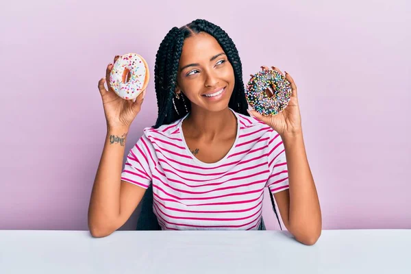 Mooie Spaanse Vrouw Met Lekkere Kleurrijke Donuts Glimlachend Naar Zijkant — Stockfoto