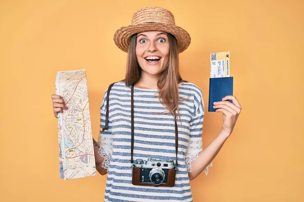 Mooie Kaukasische Toeristische Vrouw Met Stadsplattegrond Paspoort Vieren Gek Verbaasd — Stockfoto