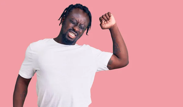 Jovem Afro Americano Com Tranças Vestindo Camiseta Branca Casual Que — Fotografia de Stock