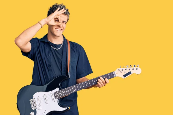 Junger Gutaussehender Mann Spielt Gitarre Lächelnd Glücklich Tut Zeichen Mit — Stockfoto