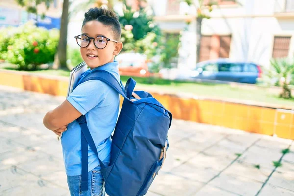 Adorável Estudante Menino Vestindo Óculos Segurando Livro Rua Cidade — Fotografia de Stock